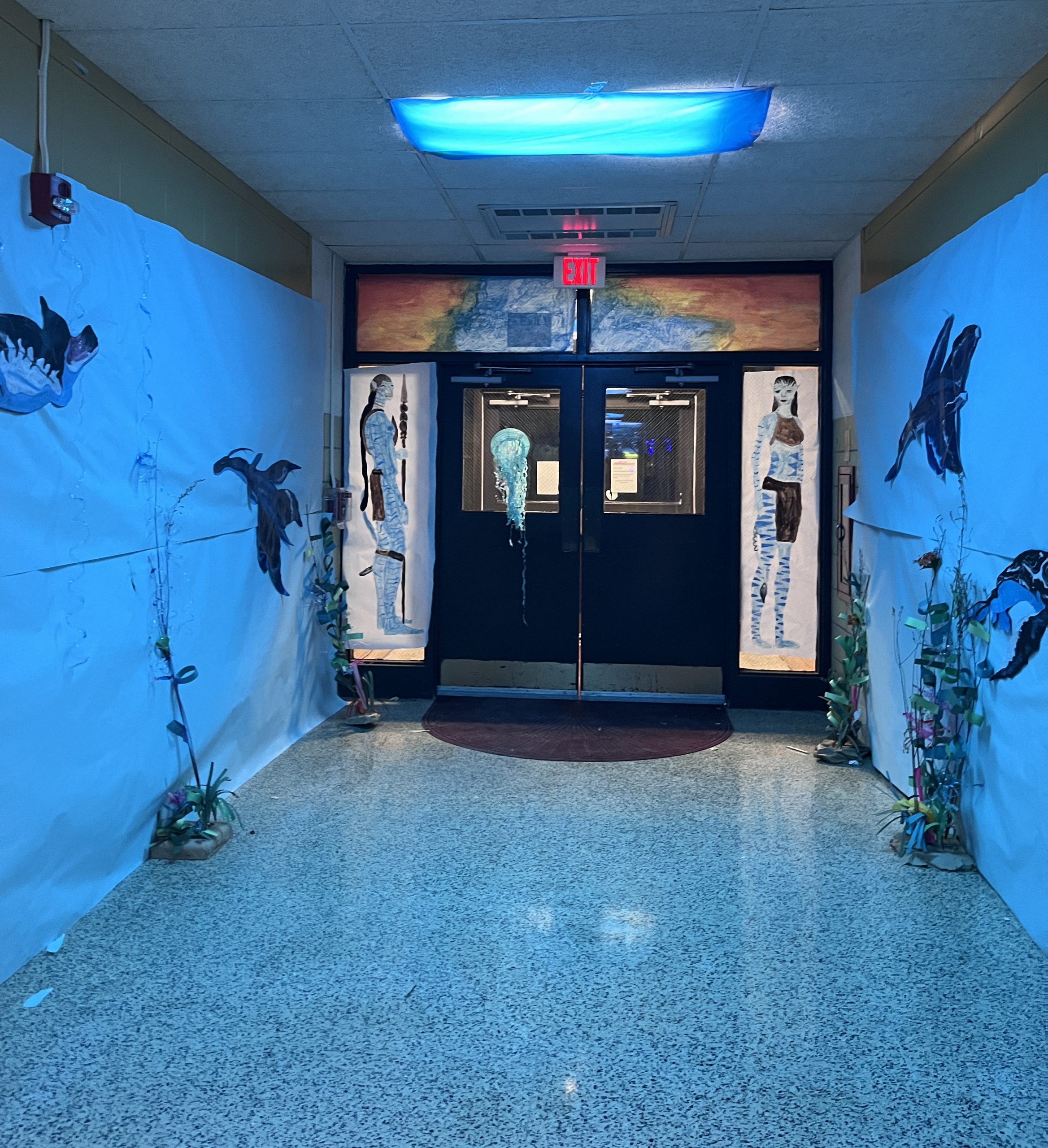 A hallway depicts themes from "Avatar"